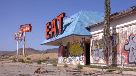 Eine-Gruselige-Alte-Verlassene-Tankstelle-Und-Ein-Restaurant-In-Trümmern-In-Der-Mojave-Wüste-1