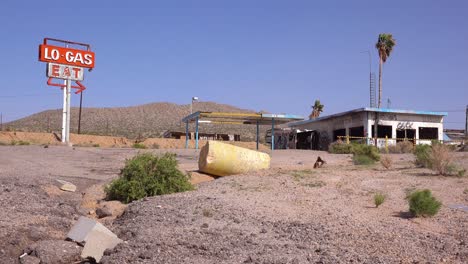 Eine-Gruselige-Alte-Verlassene-Tankstelle-Und-Ein-Restaurant-In-Trümmern-In-Der-Mojave-Wüste-2