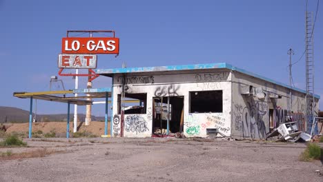 Eine-Gruselige-Alte-Verlassene-Tankstelle-Und-Ein-Restaurant-In-Trümmern-In-Der-Mojave-Wüste-3
