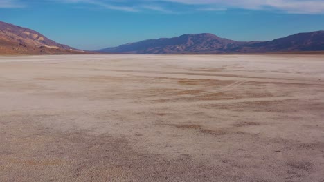 Schöne-Niedrige-Antenne-über-Dem-Death-Valley-Nationalpark-Und-Einem-Riesigen-Offenen-Wüstenstrand-1