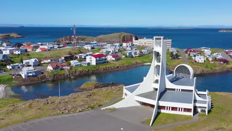 Antenne-über-Einer-Modernistischen-Christlichen-Kirche-In-Stykkisholmur-Islandur