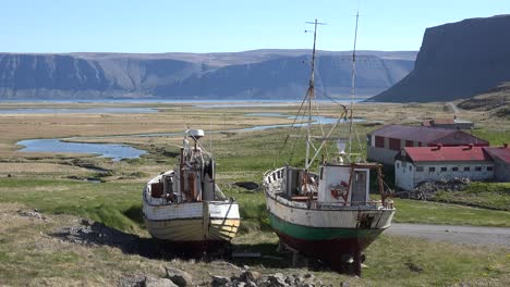 Verlassene-Fischerboote-Sitzen-Auf-Dem-Land-In-Einem-Abgelegenen-Fjord-In-Island,-Während-Die-Kabeljauindustrie-Zurückgeht-2