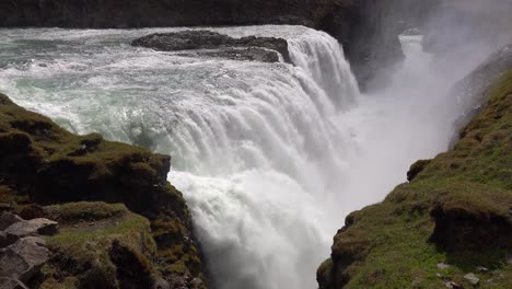 Schwenken-Sie-über-Den-Massiven-Wasserfall-Gulfoss,-Der-In-Island-Fließt