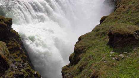 Kippen-Sie-Hinauf-Zum-Massiven-Wasserfall-Gulfoss,-Der-In-Island-Fließt-Flowing