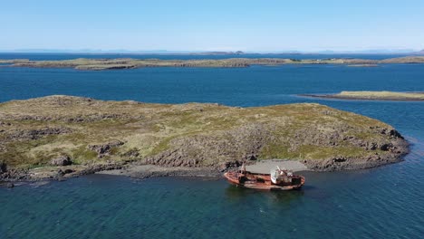 Antenne-über-Einem-Verlassenen-Fischerboot,-Das-Am-Ufer-Der-Westfjorde-Island-Sitzt-1