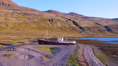 Antenne-über-Einem-Verlassenen-Fischerboot,-Das-Am-Ufer-Des-Westfjords-Island-Sitzt-3