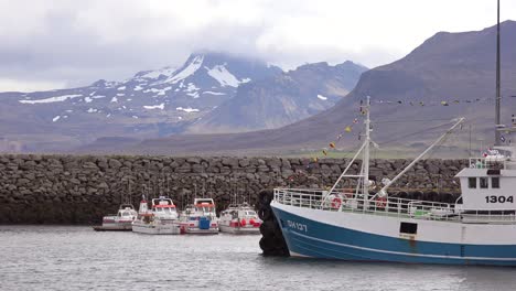 Los-Barcos-De-Pesca-Comercial-Se-Sientan-En-Un-Puerto-En-Grundarfj_____-R______ur-Islandia