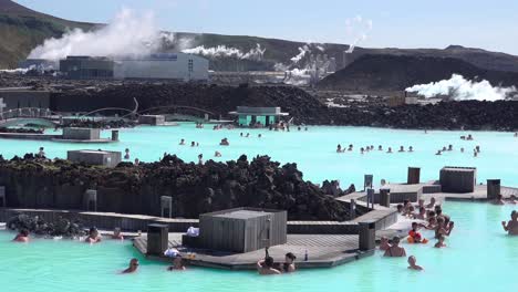 Establecimiento-Del-Famoso-Spa-Y-Baño-De-Agua-Caliente-Geotérmica-Blue-Lagoon-En-Grindavik,-Islandia