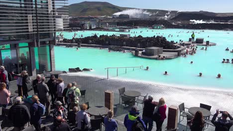 Establecimiento-Del-Famoso-Spa-Y-Baño-De-Agua-Caliente-Geotérmica-De-La-Laguna-Azul-En-Grindavik-Islandia-1