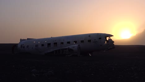 Silhouette-Einer-Abgestürzten-US-Navy-DC-3-Auf-Dem-Schwarzen-Sand-Von-Solheimasandur-Island