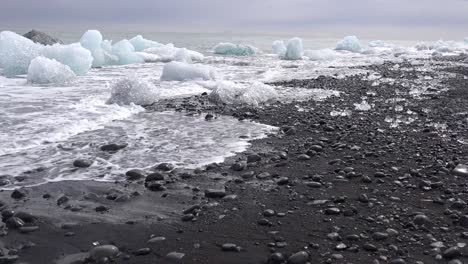 Grandes-Icebergs-Claros-Se-Lavan-En-Tierra-En-Islandia-En-Diamond-Beach-Jokulsarlon