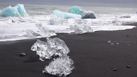 Große-Klare-Eisberge-Werden-In-Island-Am-Diamond-Beach-Jokulsarlon-2-.-An-Land-Gespült