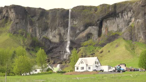 Pretty-home-or-house-in-iceland-with-hoigh-waterfall-behind