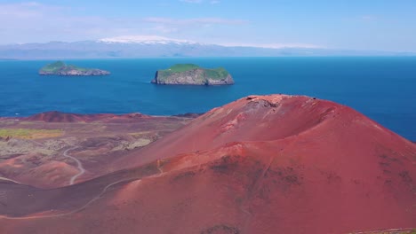 Gute-Antenne-Des-Vulkans-Eldfell,-Der-Sich-über-Heimaey-Auf-Den-Westmännerinseln-Vestmannaeyjar-Island-Abzeichnet-3