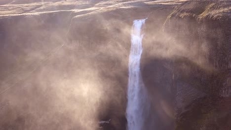 Wunderschöner-Und-Spektakulärer-Haifoss-Wasserfall-In-Island-In-Gischt-Und-Nebel