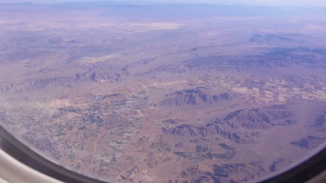 Blick-Aus-Einem-Flugzeugfenster-über-Die-Bergketten-Des-Südirans-In-Der-Nähe-Von-Shiraz