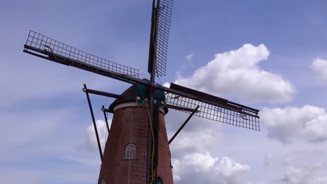 Schöne-Zeitrafferaufnahme-Einer-Holländischen-Windmühle-Mit-Wolken-Dahinter