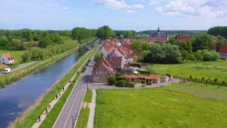 Antena-Sobre-El-Canal-Y-La-Pequeña-Ciudad-De-Damme-Bélgica-Y-El-Histórico-Molino-De-Viento