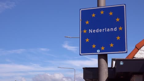 Una-Señal-De-Tráfico-Da-La-Bienvenida-A-Los-Visitantes-De-Los-Países-Bajos-Holanda-Unión-Europea