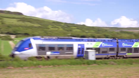 Ein-Elektrischer-Hochgeschwindigkeitszug-Fährt-Durch-Die-Landschaft-Der-Normandie-Frankreich