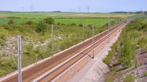 Un-Tren-De-Pasajeros-Eléctrico-De-Alta-Velocidad-Pasa-Por-La-Campiña-De-Normandía-Francia-1