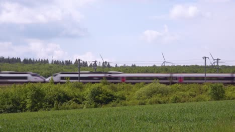 Ein-Elektrischer-Hochgeschwindigkeitszug-Fährt-Durch-Die-Landschaft-Der-Normandie-Frankreich-2
