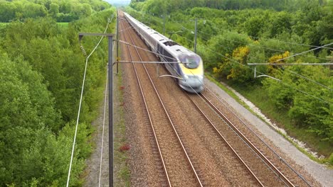 Ein-Elektrischer-Hochgeschwindigkeitszug-Fährt-Durch-Die-Landschaft-Der-Normandie-Frankreich-3