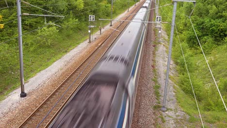 Un-Tren-De-Pasajeros-Eléctrico-De-Alta-Velocidad-Pasa-Por-La-Campiña-De-Normandía,-Francia-4