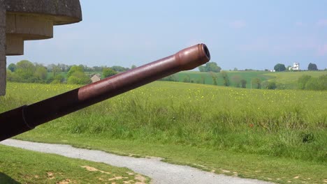 Eine-Flak-Artillerie-Bunkerruine-Entlang-Der-Küste-Der-Normandie-Frankreich-Erinnert-Besucher-An-Den-Zweiten-Weltkrieg