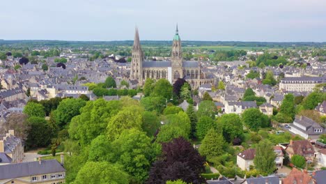 Hermosa-Antena-Sobre-La-Ciudad-Francesa-De-Normandía-Francia-Bayeux-1