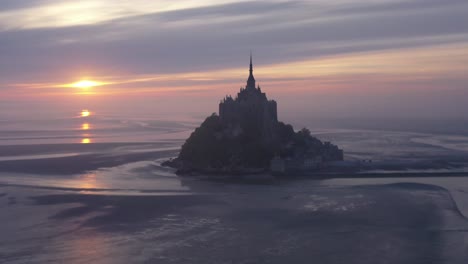 Stimmungsvolle-Antenne-Von-Mont-Saint-Michel,-Frankreich,-Silhouette-Bei-Sonnenaufgang-Im-Nebel-3