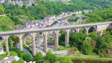 Antena-Sobre-La-Bonita-Ciudad-De-Dinan-France-Con-Puente-De-La-Autopista