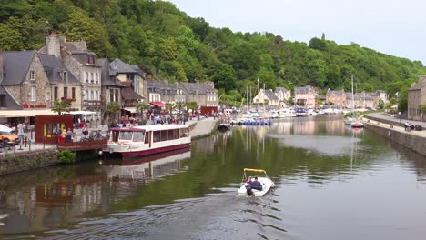 Establecimiento-De-La-Bonita-Ciudad-De-Dinan-France-Con-Barco-Sobre-El-Río-Rance