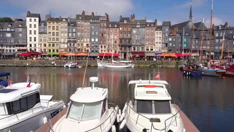 Beautiful-establishing-of-Honfleur-France-with-old-colorful-buildings-yachts-sailboats-in-harbor-and-cafes-1
