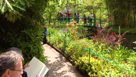 Artists-draw-in-the-garden-of-Claude-Monet-in-Giverny-France