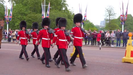 Buckingham-Palace-Wachen-Marschieren-Durch-London-England
