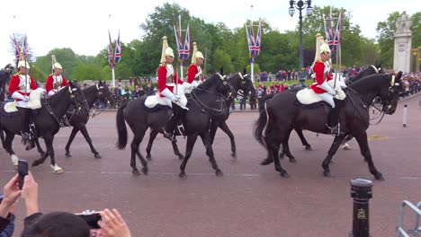 Buckingham-Palace-Berittene-Wachen-Reiten-Pferde-In-Der-Nähe-Von-Buckingham-Palace-London-England