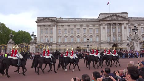Los-Guardias-Montados-Del-Palacio-De-Buckingham-A-Caballo-En-Frente-Del-Palacio-De-Buckingham,-Londres,-Inglaterra