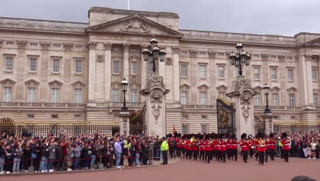 Buckingham-Palace-Wachen-Blaskapelle-Vor-Buckingham-Palace-London-England