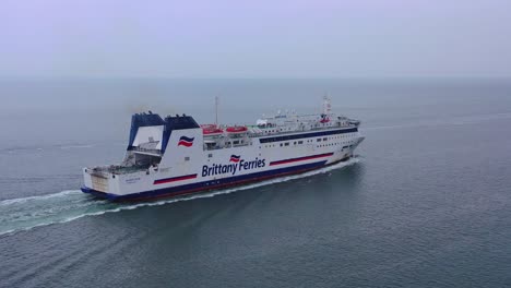 Antena-Sobre-Un-Ferry-De-Bretaña-Navegando-Por-El-Canal-De-La-Mancha-Desde-Inglaterra-A-Francia-4