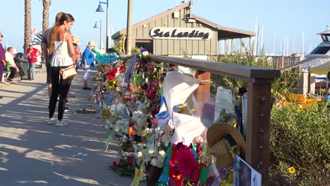 2019---people-pay-respects-at-a-memorial-for-the-Conception-dive-boat-fire-victims-in-Santa-Barbara-harbor-2