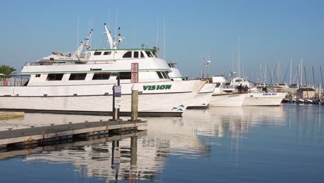 2019---Die-Vision-Ein-Boot-ähnlich-Dem-Konzept-Tauchboot-Von-Truth-Aquatics-Sitzt-Im-Hafen-Von-Santa-Barbara-Nach-Dem-Tragischen-Tauchbootfeuer-In-Der-Nähe-Der-Kanalinseln-3