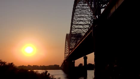 Sonnenuntergang-An-Der-Hernando-De-Soto-Brücke-über-Den-Mississippi-In-Memphis-Tennessee