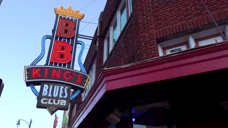 Neon-sign-on-Beale-Street-Memphis-identifies-BB-King's-Blues-Club