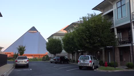 Establishing-shot-of-an-apartment-complex-with-Memphis-pyramid-background