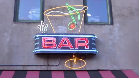 Zoomen-Sie-In-Eine-Bar-Leuchtreklame-In-Der-Beale-Street-Memphis-Tennessee