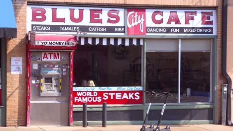Establecimiento-De-Shot-By-Day-Of-The-Blues-Cafe-Restaurant-En-Beale-Street-Memphis-Tennessee-1