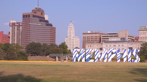 Memphis-Schild-Auf-Schlamminsel-Mit-Bürogebäuden-In-Der-Innenstadt-Und-Wolkenkratzern-Im-Hintergrund