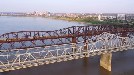 Antenne-Des-Wahrzeichens-Drei-Stahlbrücken-über-Den-Mississippi-River-Mit-Memphis-Tennessee-Hintergrund