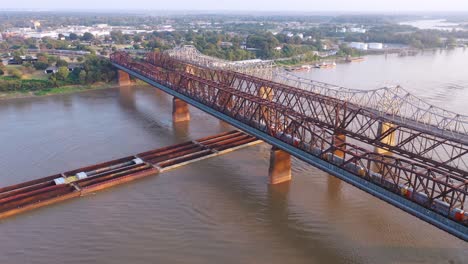 Antenne-Des-Flusskahns-Unter-Drei-Stahlbrücken-über-Den-Mississippi-Mit-Memphis-Tennessee-Hintergrund-2
